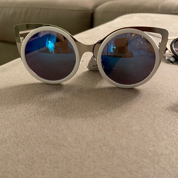 Flat Cat Eyes Sunglasses - Picture 4 of 4